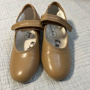 Girl’s size 5 tap shoes.
